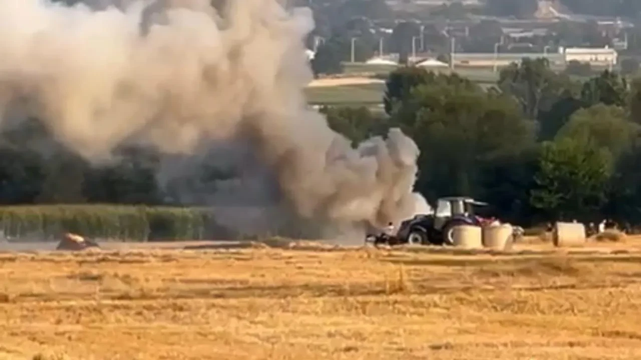 Bolu’daki tarlada balya makinesi yanarak anız yangınına neden oldu