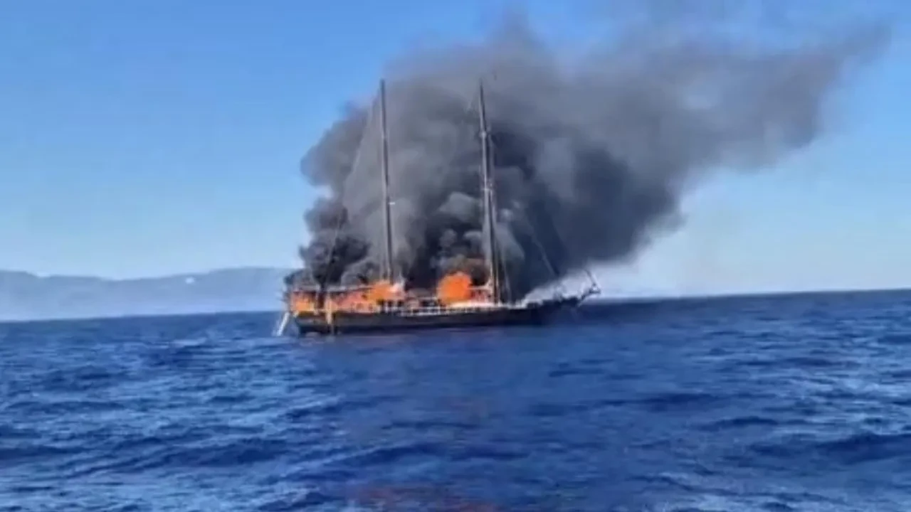 Bodrum açıklarında Polonyalı turistlerin teknesi alev aldı
