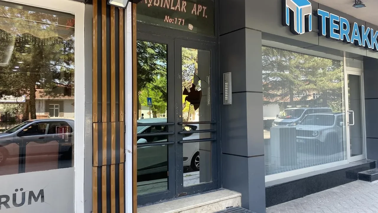 Eskişehir'de Aydınlar Apartmanı'nın camı taşla kırıldı