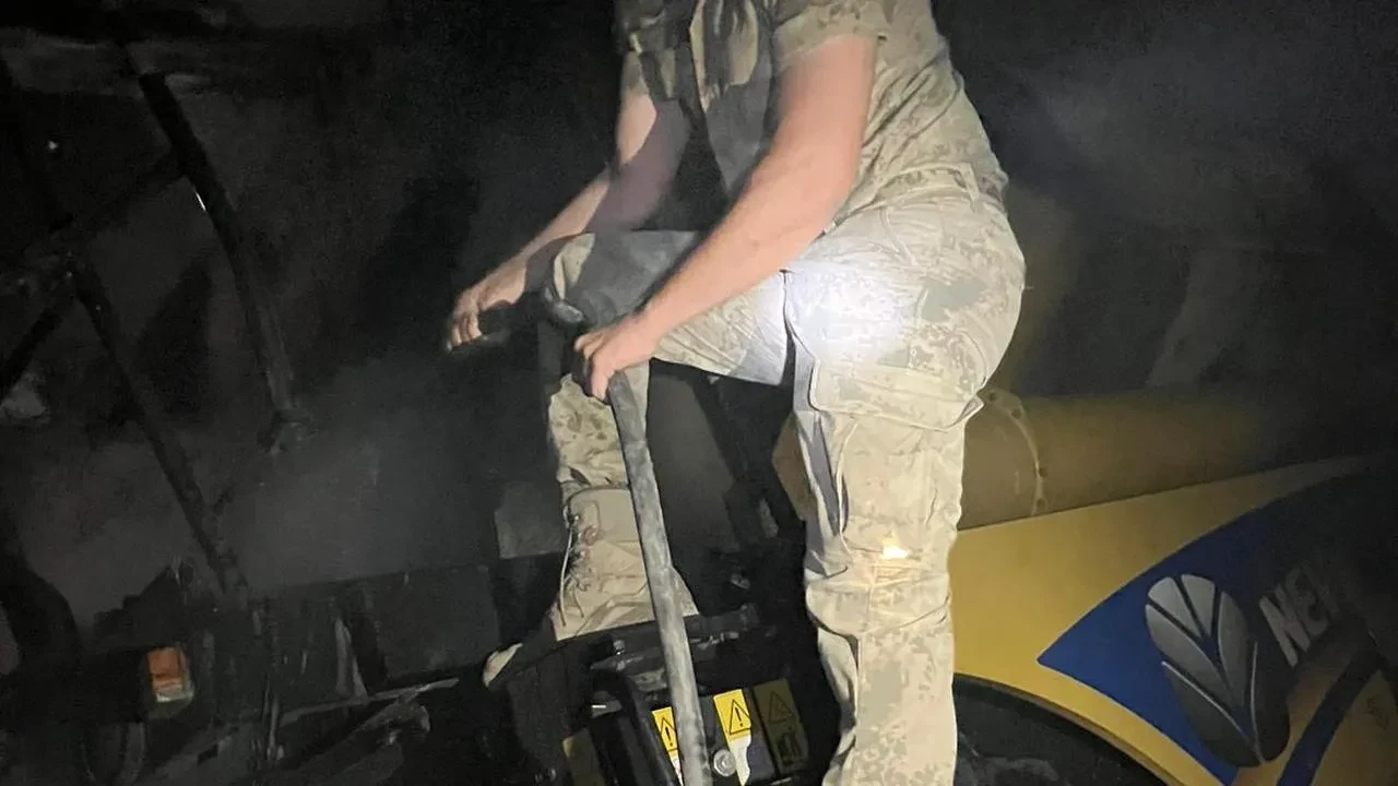 Tunceli’de Pertek ilçesinde 2 biçerdöver yandı