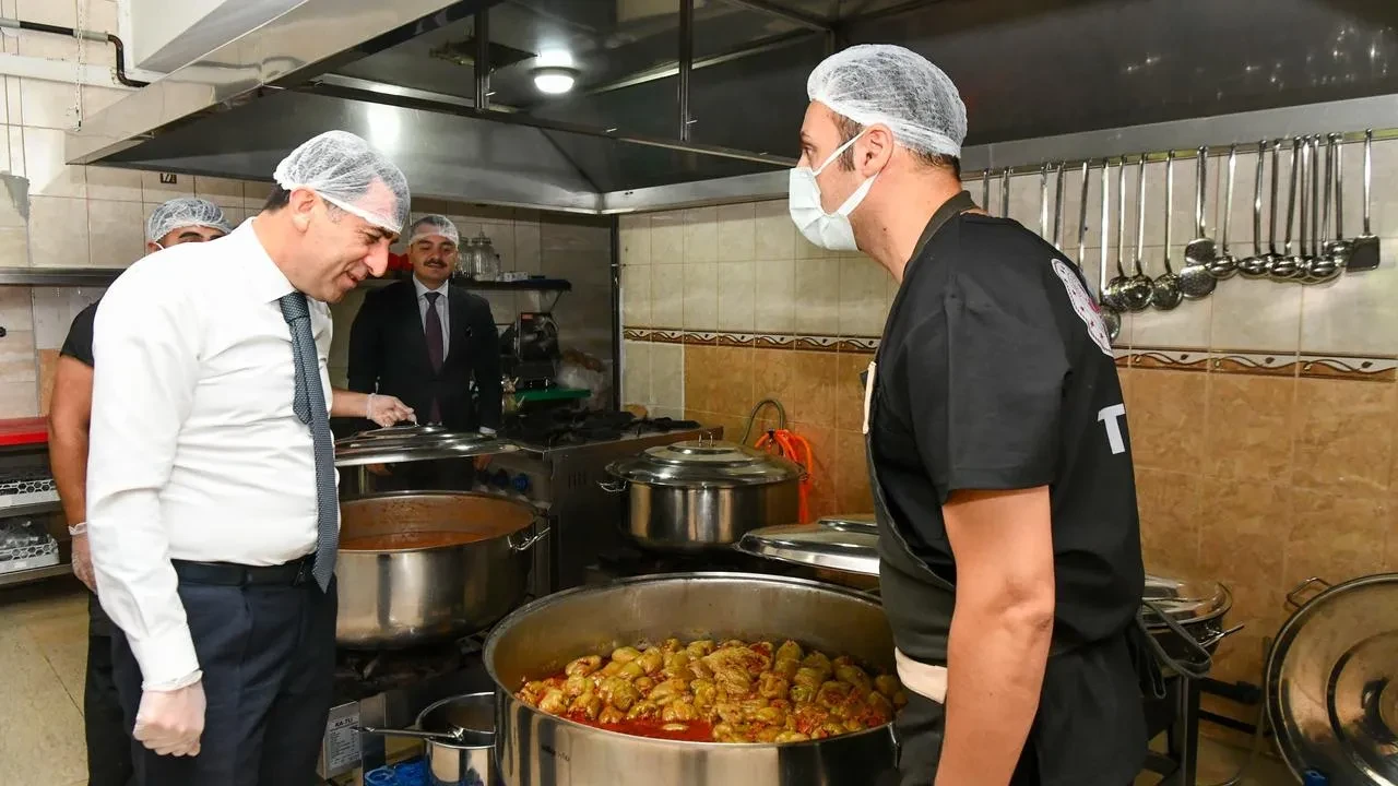 Tunceli Belediyesi yüzlerce haneye sıcak yemek ulaştırıyor