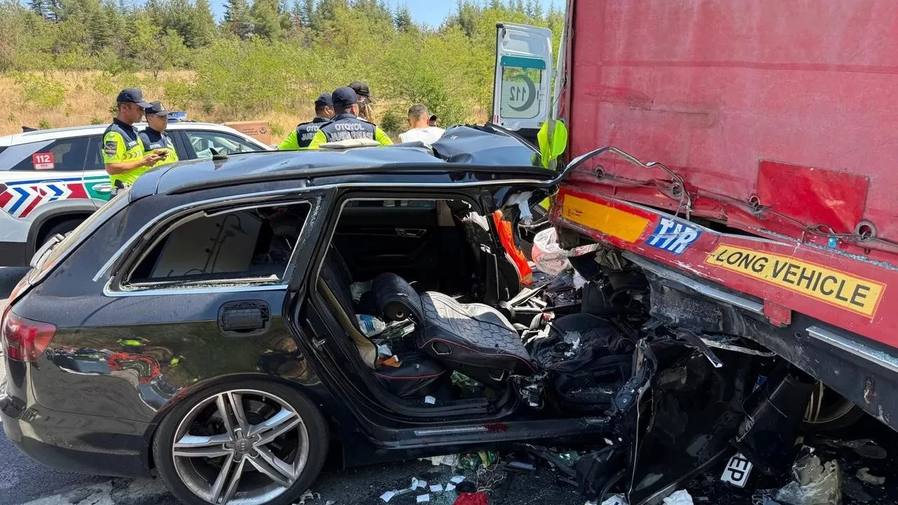 Kırklareli'nde otomobil tırın altına girerek 2 kişi yaralandı