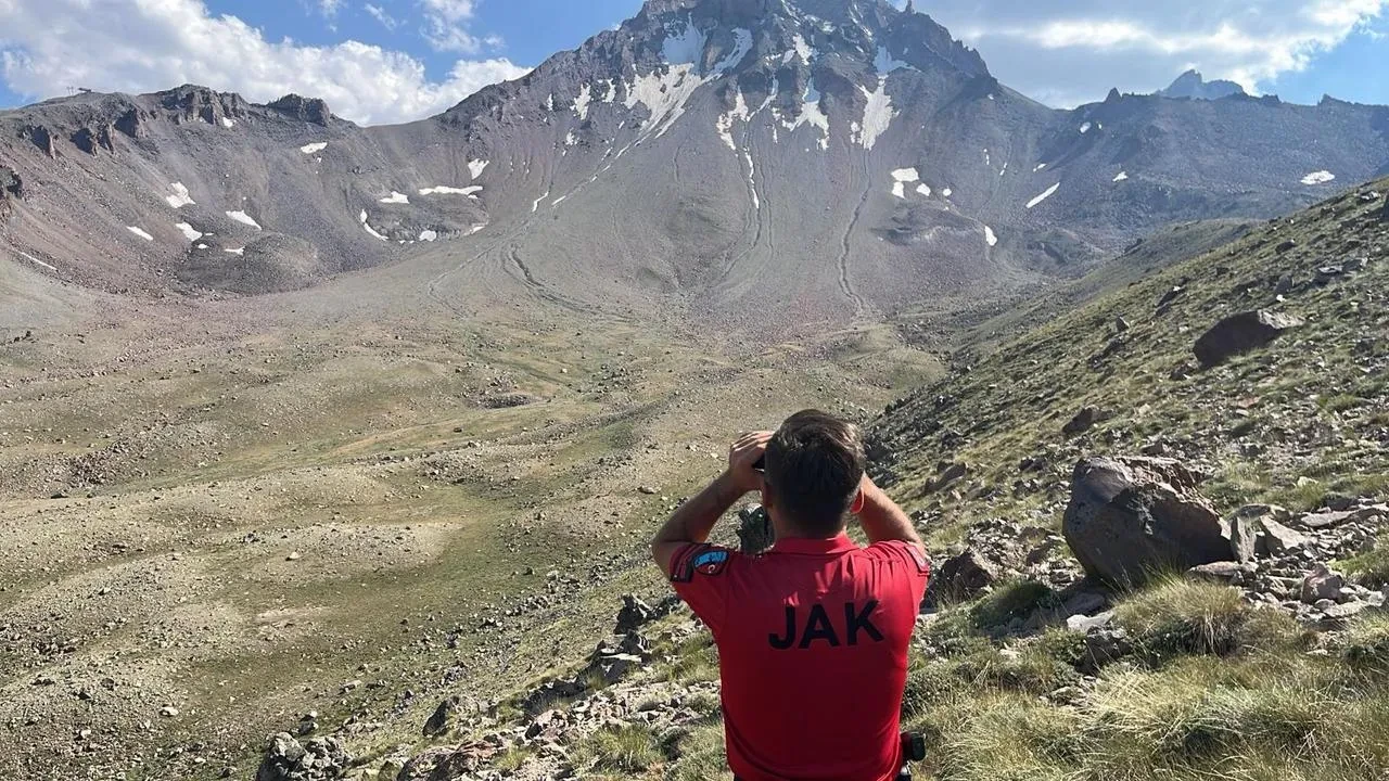 Erciyes Dağı'nda zirve tırmanışı yapan dağcı buzul bölgesinde mahsur kaldı