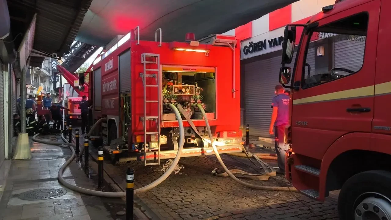 Denizli'de Tarihi Demirciler Çarşısında Yangın Paniğe Neden Oldu