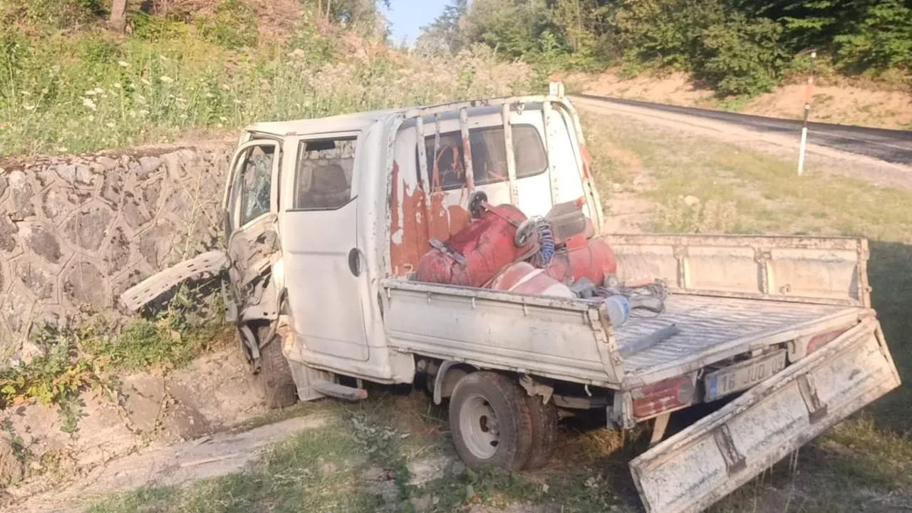 Bursa'nın İnegöl ilçesinde kamyonet ile kamyon çarpıştı 1 yaralı