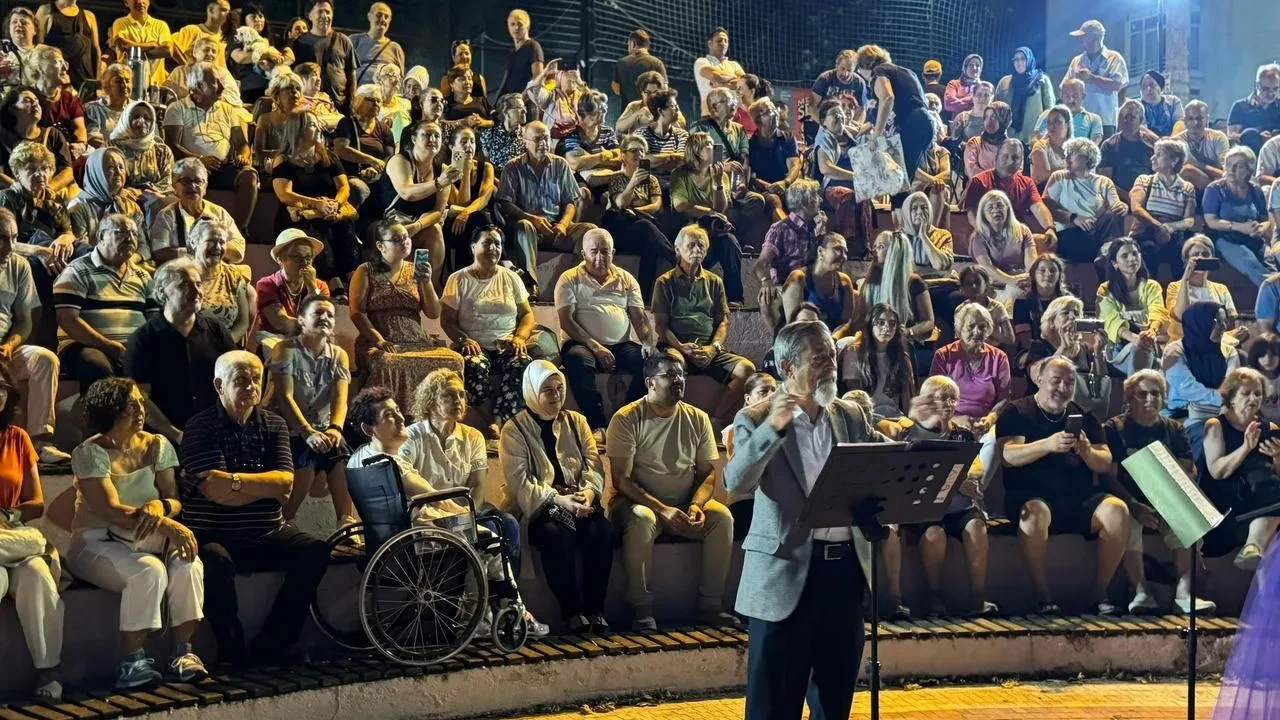 Gölcük Belediyesi TSM Korosu Uğur Mumcu Parkı'nda konser verdi