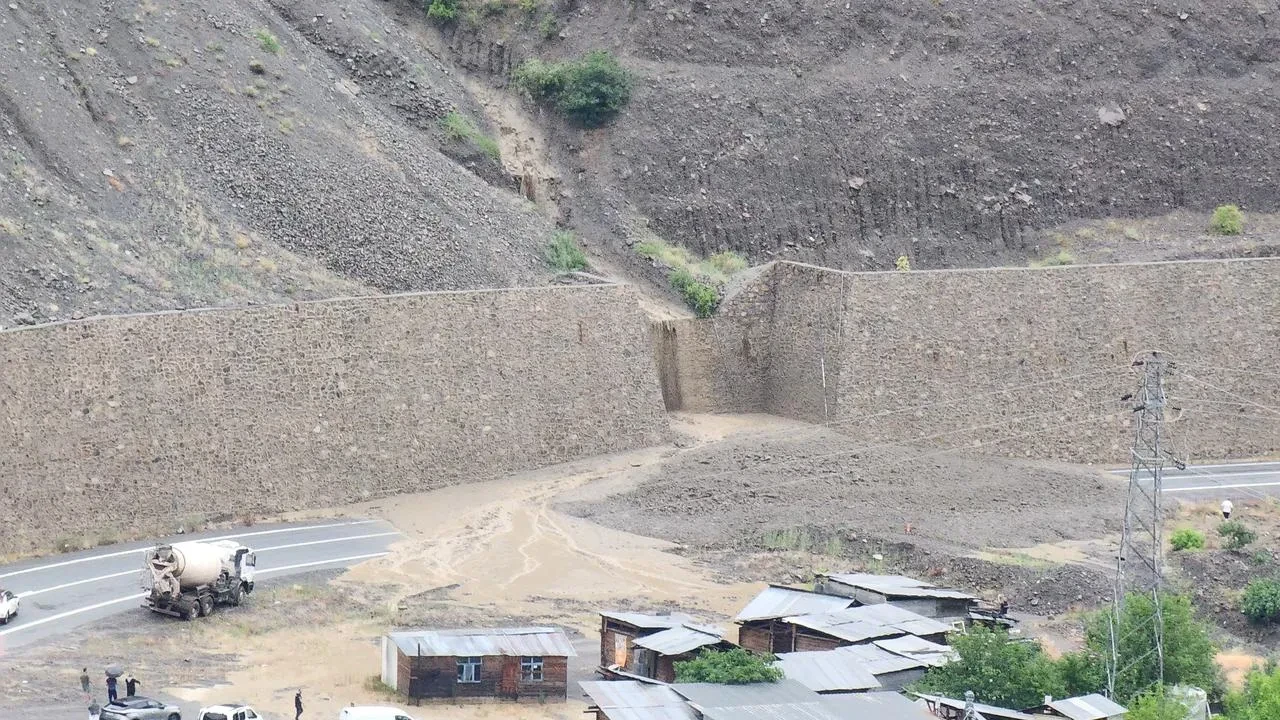 Artvin’in Yusufeli ilçesinde heyelan nedeniyle karayolu trafiğe kapandı