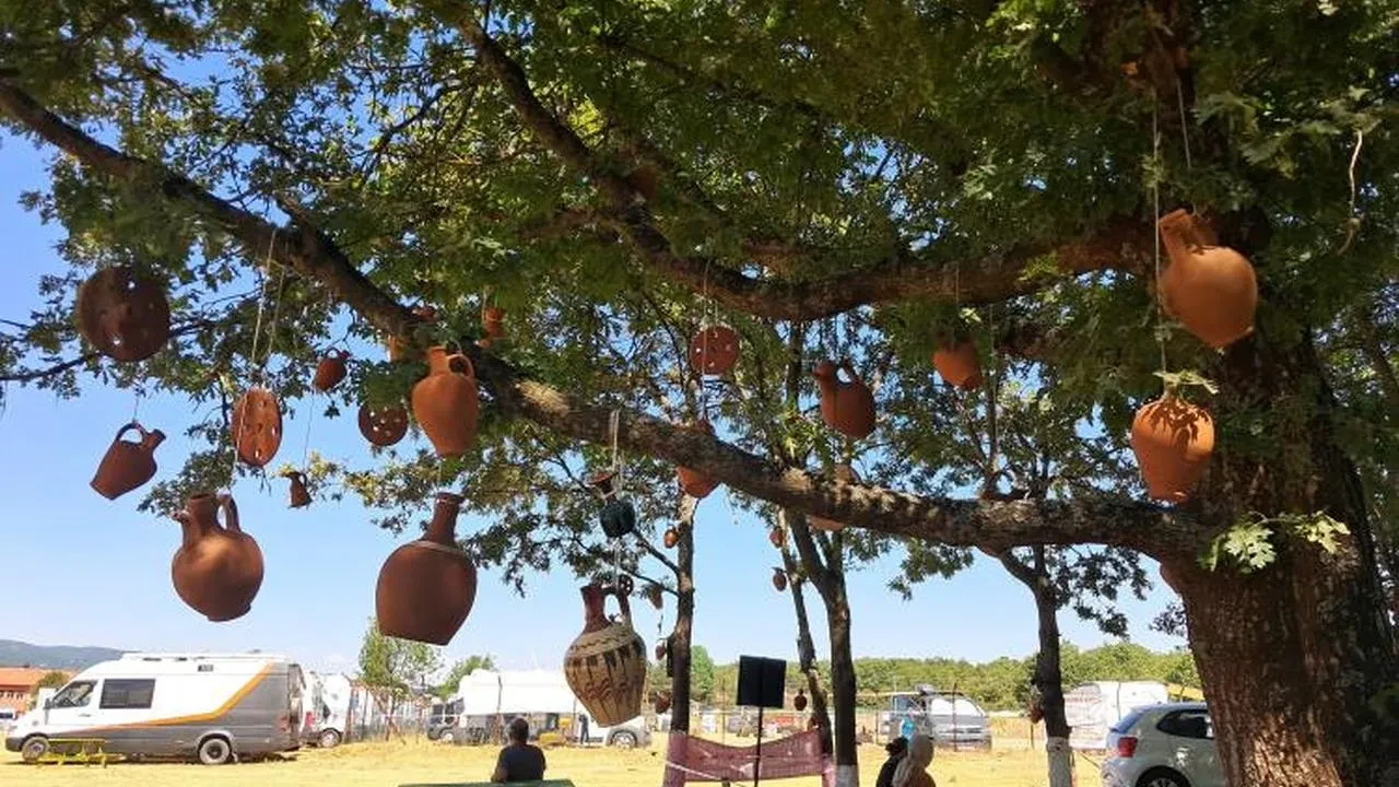 Kınık Köyü’nde ağaçlar çömleklerle süslendi ve kültür mirası canlandı