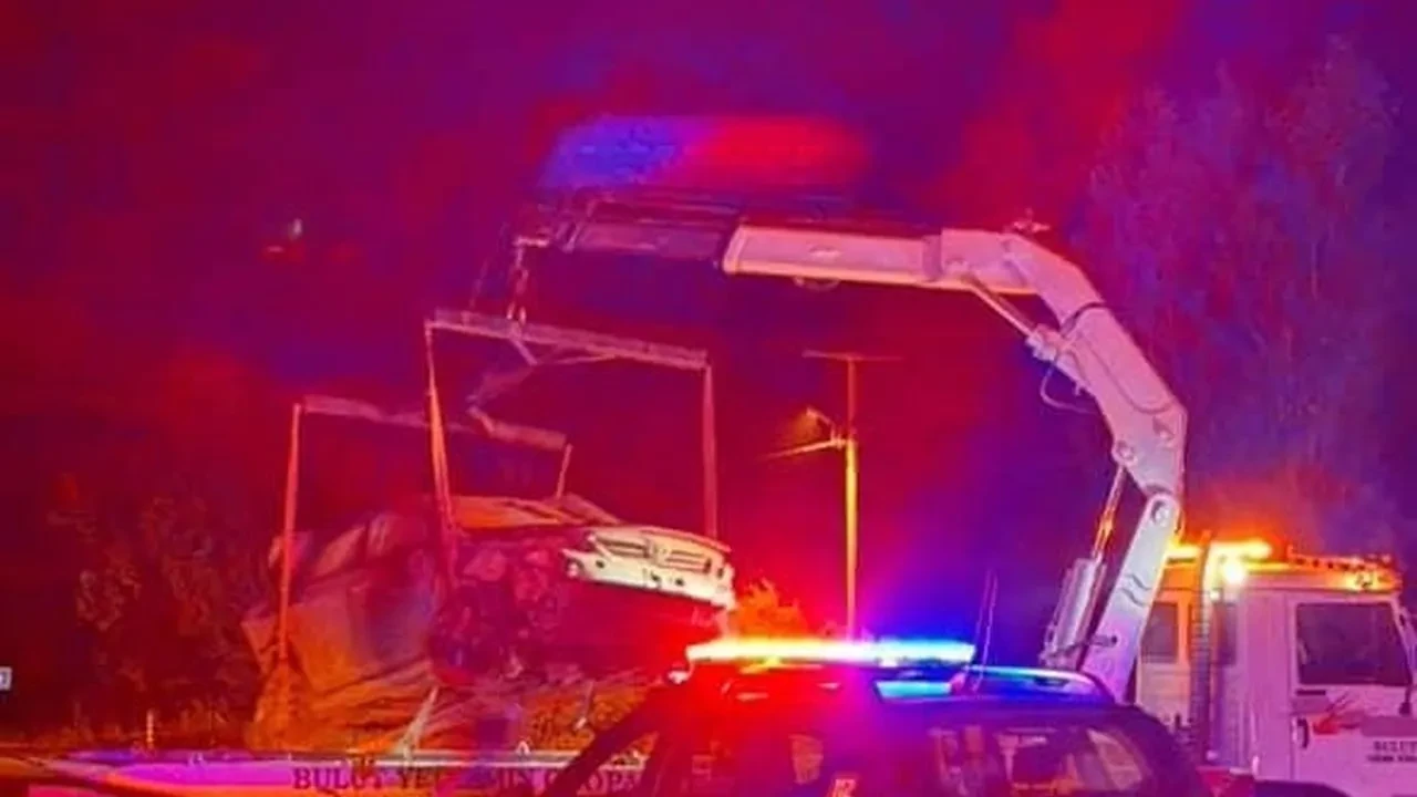 Muğla’nın Menteşe İlçesinde Çukura Düşen Otomobilde Dört Kişi Yaralandı