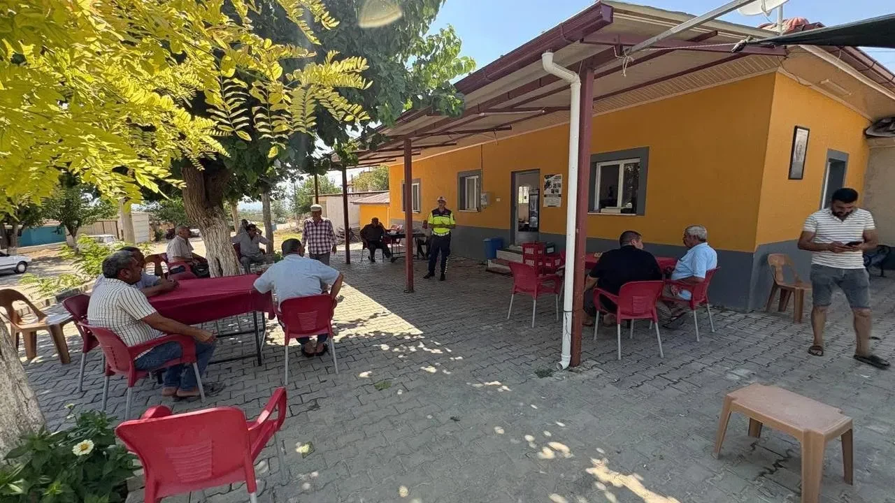 Sarıgöl İlçe Jandarma Komutanlığı Traktör Kullanıcılarına Güvenlik Semineri Düzenledi