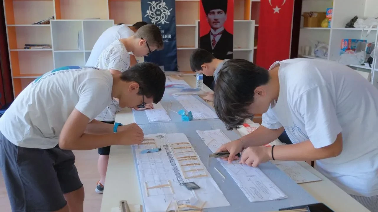 Aydın Büyükşehir Belediyesi Model Uçak Kurslarıyla Çocuklara Kapılar Açıyor