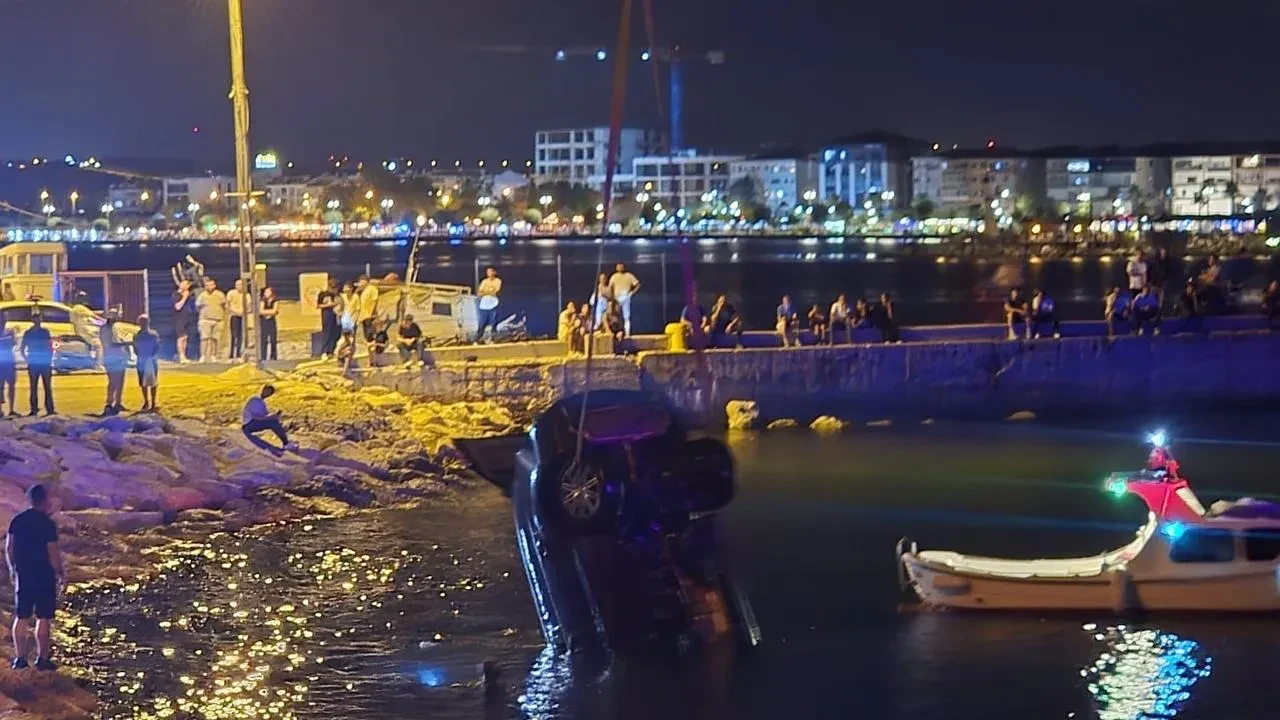Silivri'de park halindeki cip denize uçtu ekipler 3 saatte çıkardı