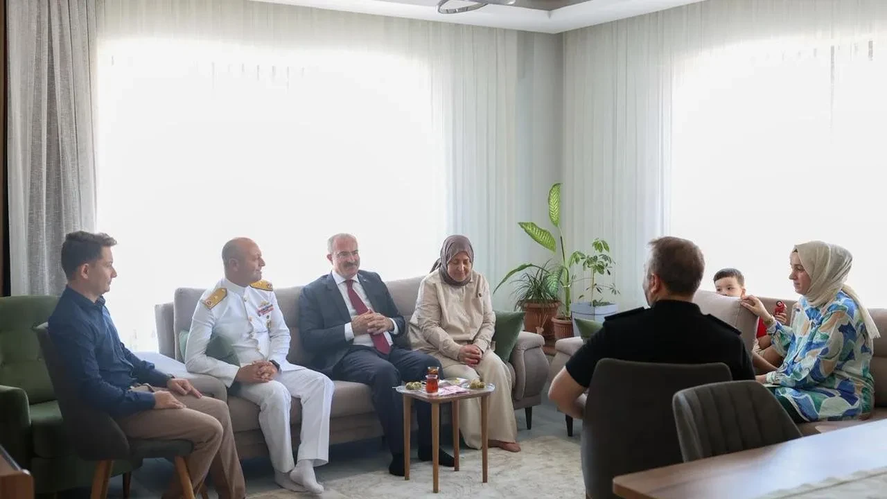 Çanakkale Valisi Toraman 15 Temmuz gazisi Mesut Karaman'ı ziyaret etti