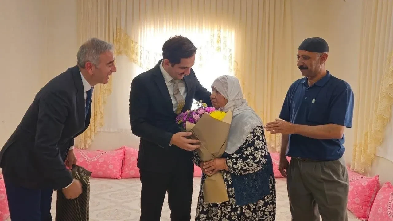 Dargeçit Kaymakamı şehit ailelerini 15 Temmuz’da ziyaret etti