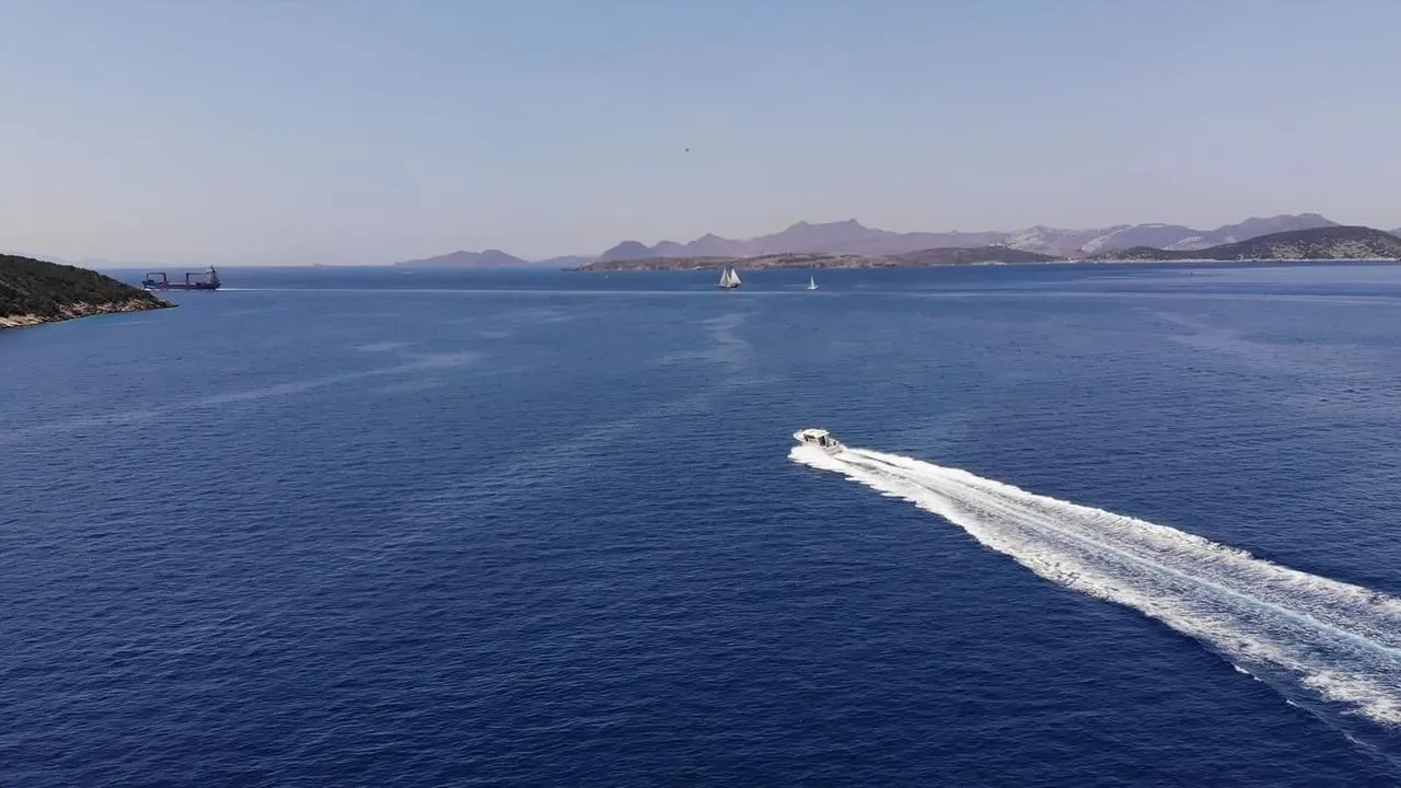 Bodrum'da gezi teknesinde düşen personel deniz ambulansıyla tahliye edildi