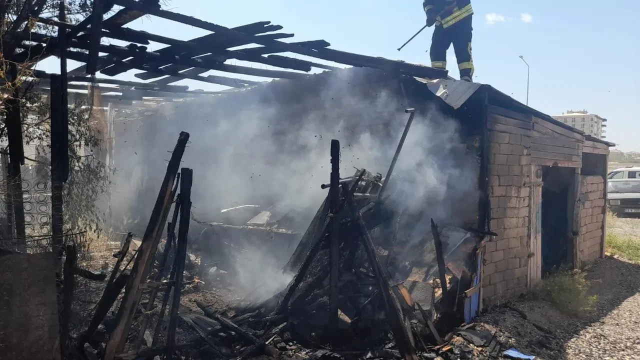 Karaman'da depo yangını itfaiye ekiplerince söndürüldü