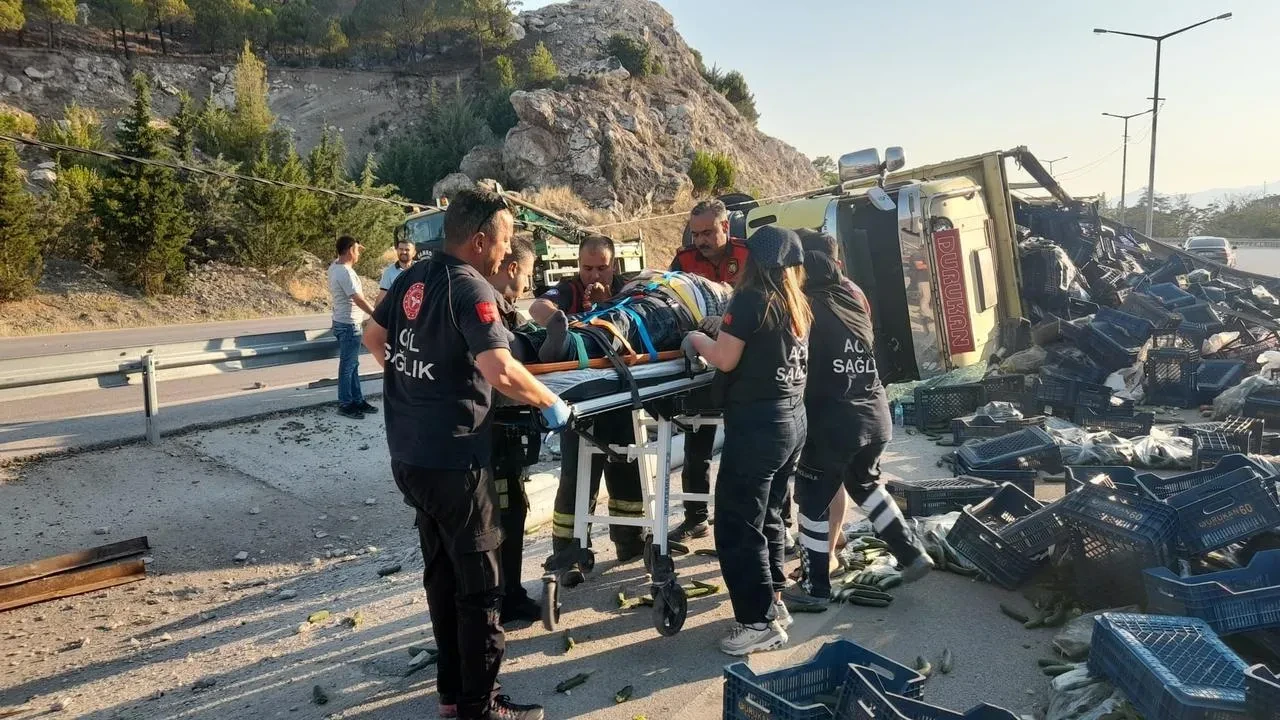Burdur-Fethiye karayolunda kamyon refüje devrildi, sürücü yaralandı.