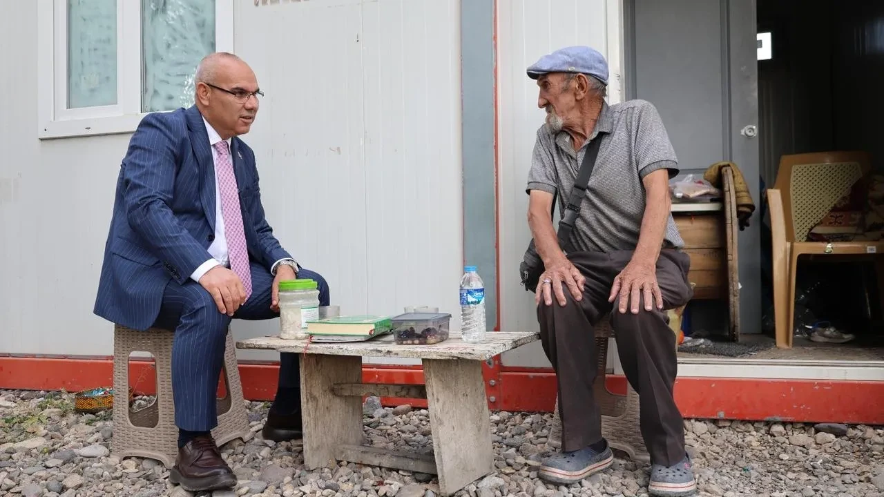 Ağrı Valisi Koç, Memiş Dayı'nın 60 yıllık aşk hikayesini dinledi