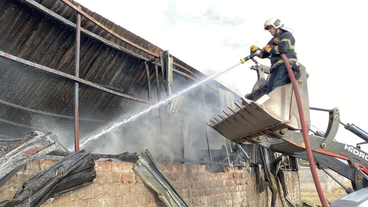 Aksaray'da Dönmezler Yapı Malzemeleri deposunda yangın çıktı
