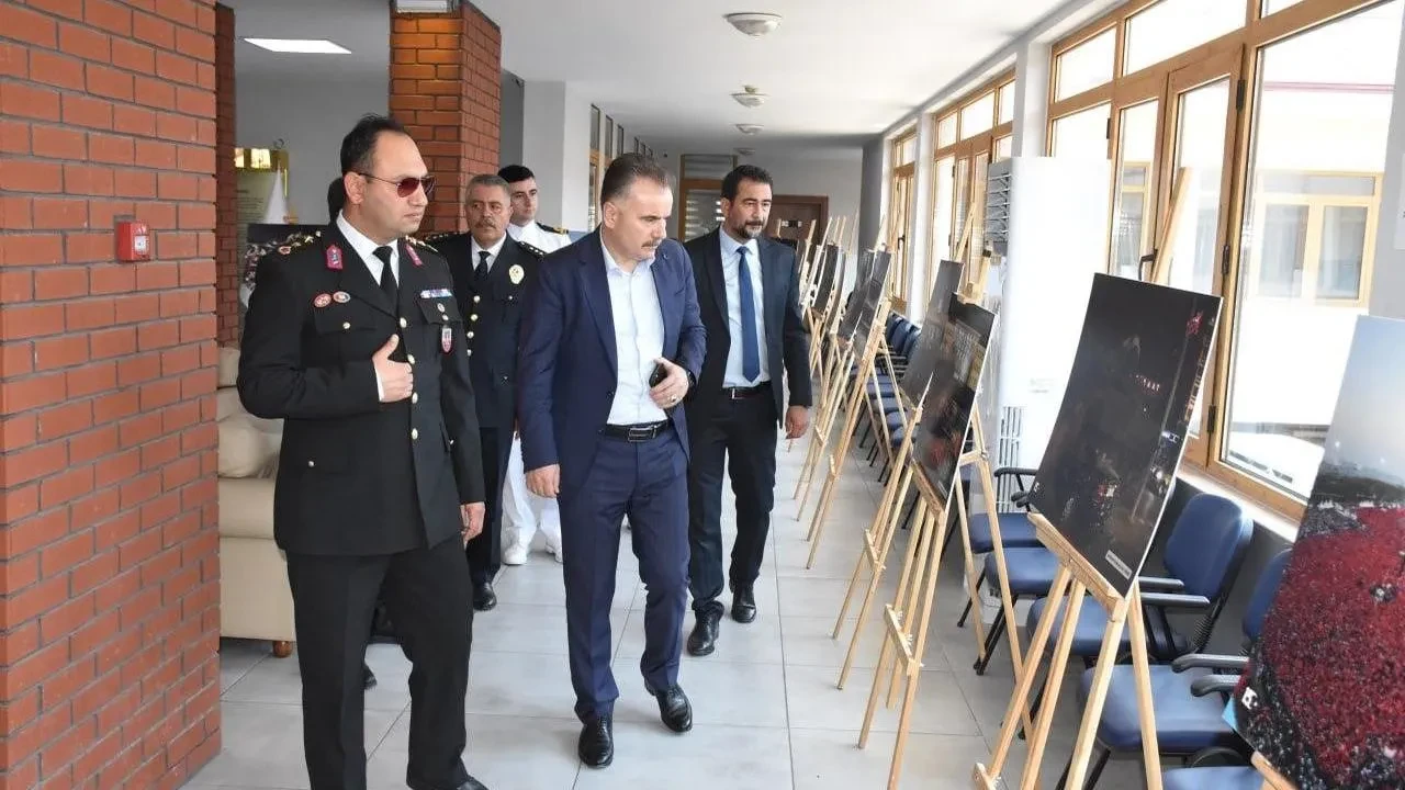 Edremit'te 15 temmuz direnişini anlatan fotoğraf sergisi açıldı
