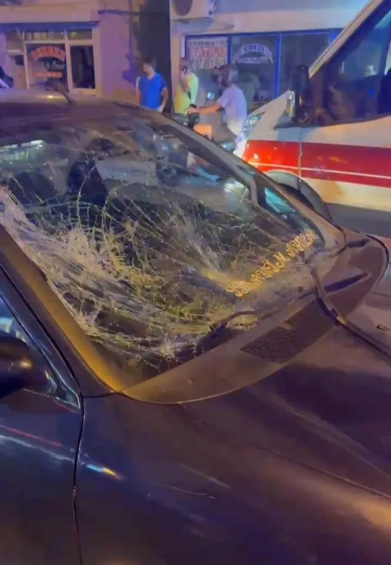 Mersin'de anne ve kızına otomobil çarptı kaza kameralara yansıdı