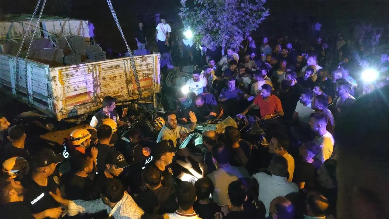 Van'ın İpekyolu ilçesinde otomobilin tıra çarpması sonucu 2 kişi öldü