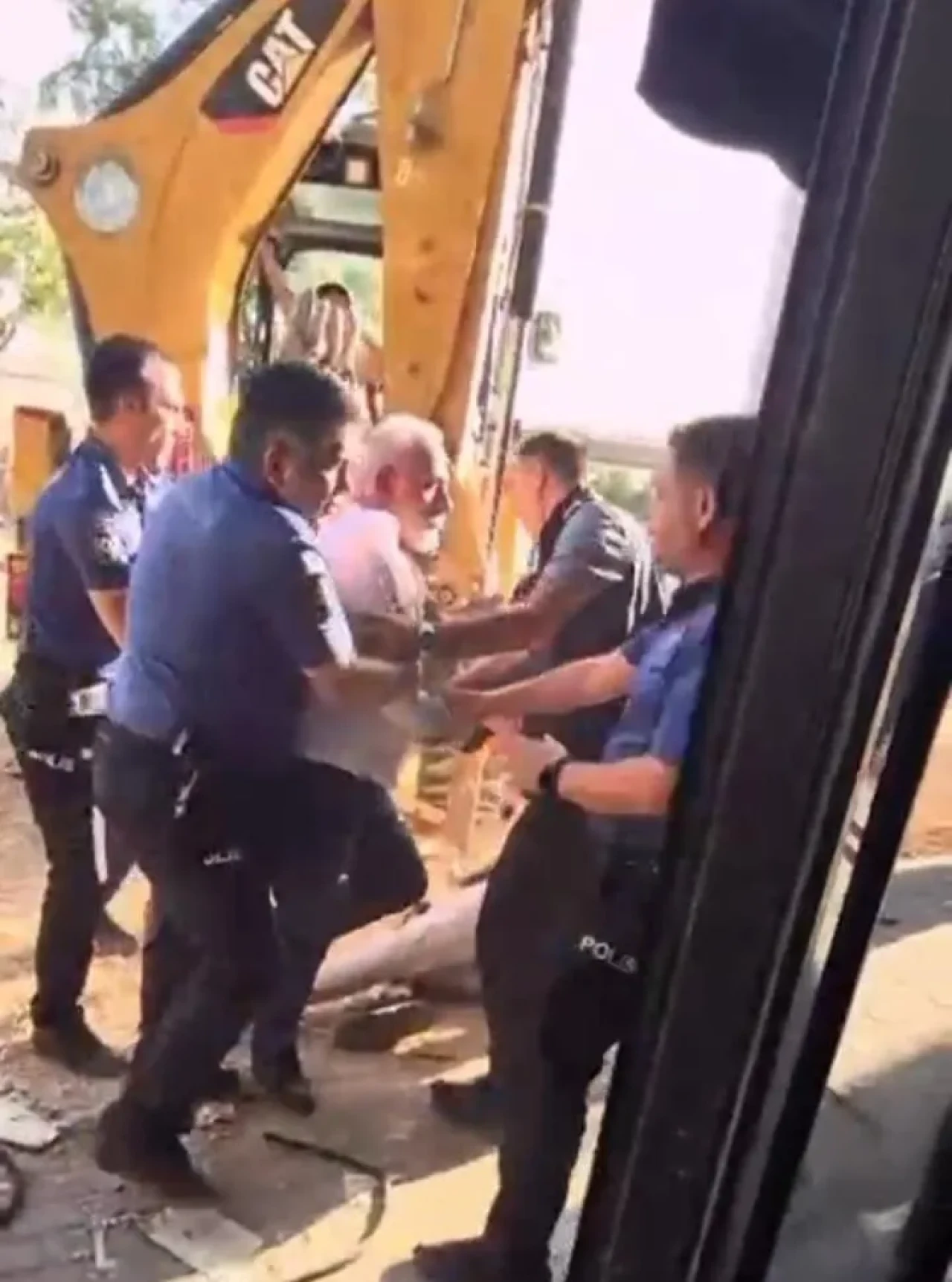 Bursa Osmangazi’de kafeterya yıkımı sırasında polis yaralandı.