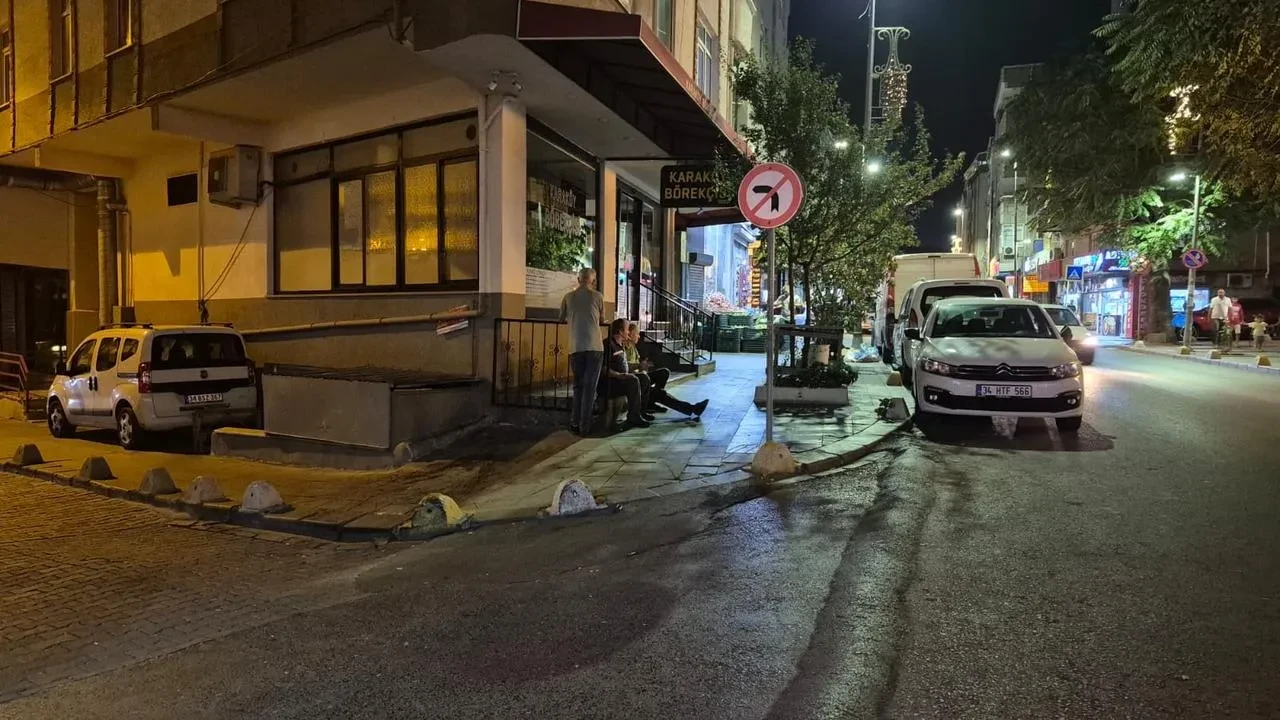 Küçükçekmece'de gence silahlı saldırı anları kamerada