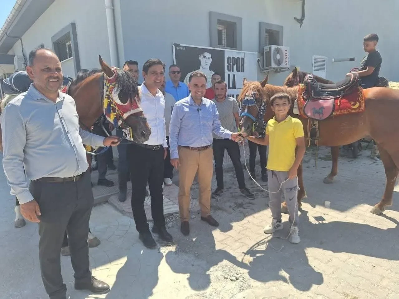 Murat Baybatur Selendi’de esnaf ve partililerle bir araya geldi