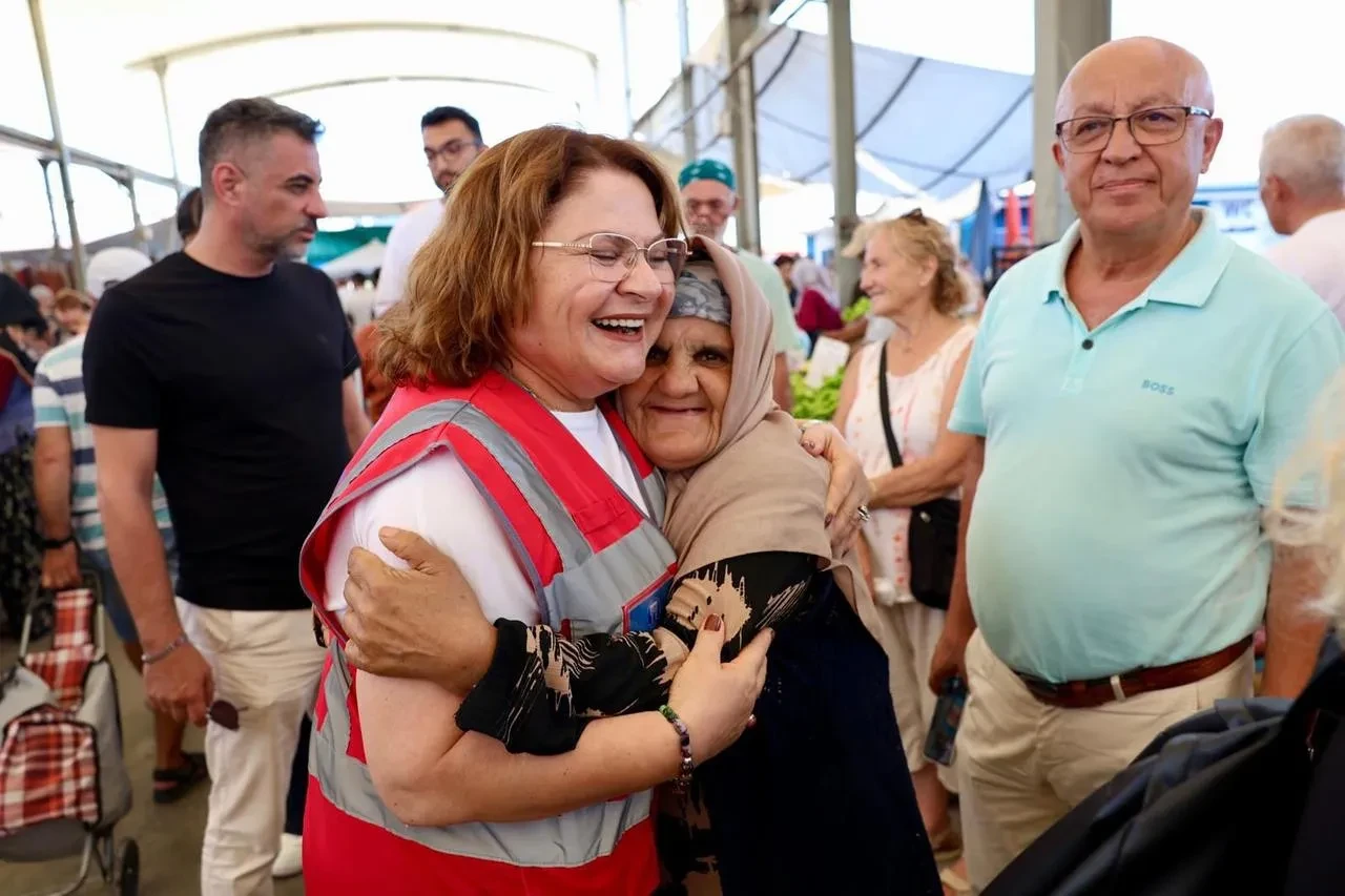 Didim Belediye Başkanı Hatice Gençay cumartesi pazarında vatandaşlarla buluştu
