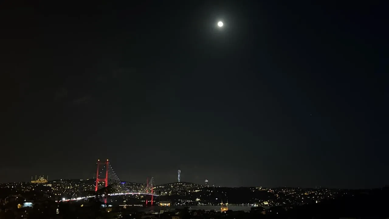 İstanbul’da Sturgeon Moon Dolunayı Eşsiz Manzara Oluşturdu