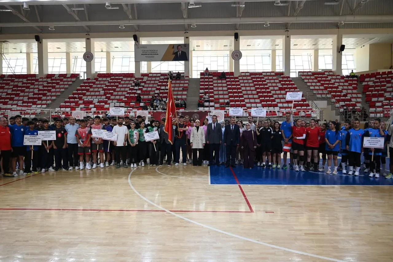 Aile Ve Sosyal Hizmetler Bakan Yardımcısı Yenigün Eski̇şehi̇r’de Voleybol Şampiyonası Açılışına Katıldı