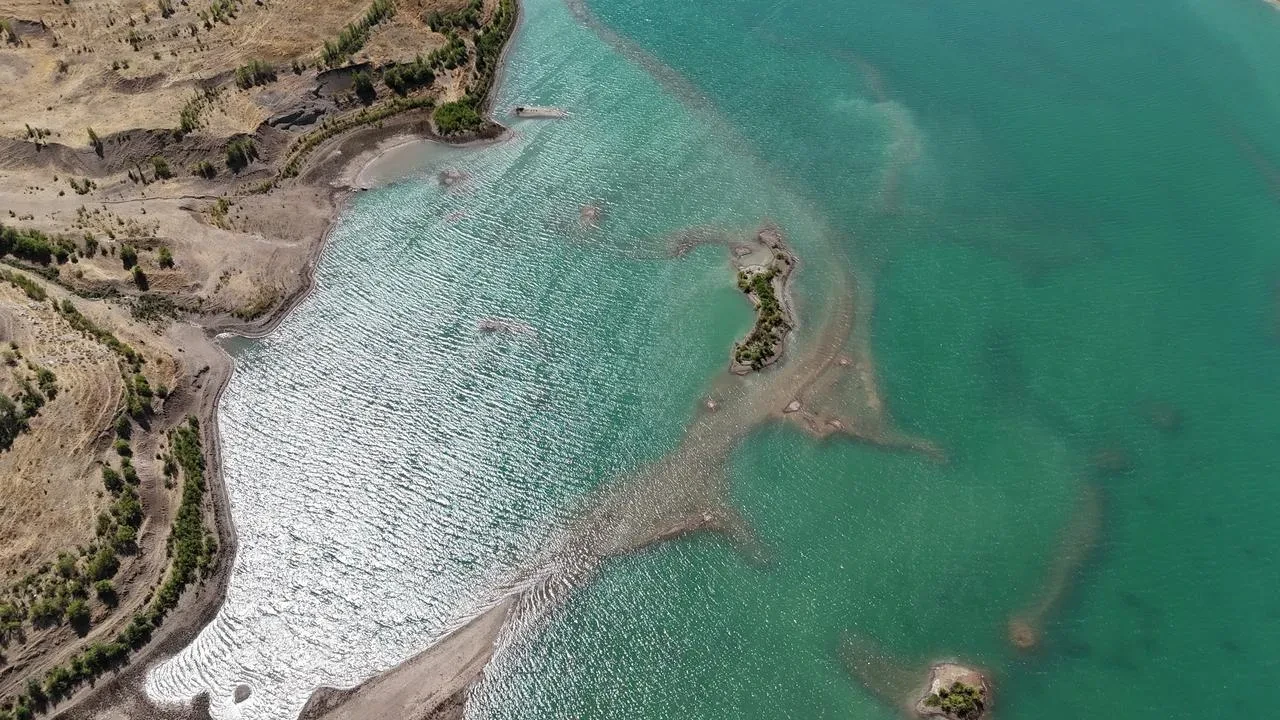 Sivas'ta 4 Eylül barajı kuraklık nedeniyle zemini ortaya çıktı