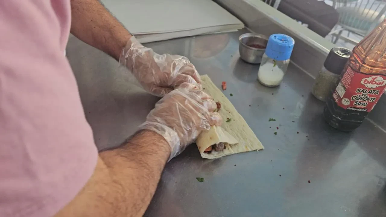 Elazığ'da müşterilerin talebiyle kavurmalı çiğköfte ortaya çıktı