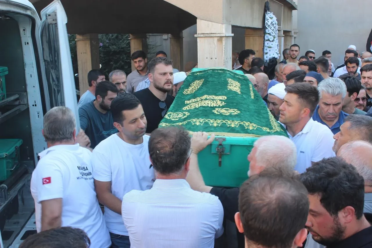 Emekli İmam Adem Esen oğlu Ali Esen’in cenaze namazını Manisa’da kıldırdı