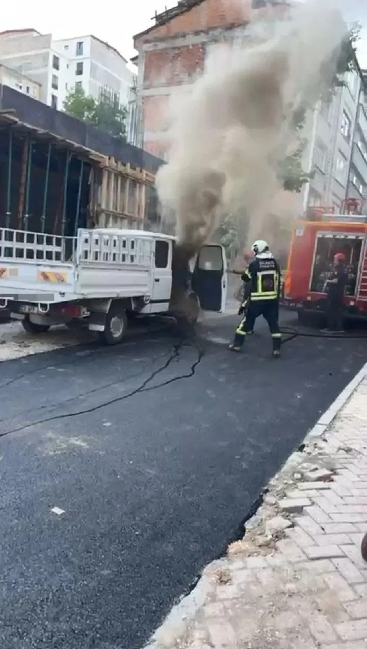 Elazığ’da park halindeki pikap yangını itfaiye ekipleri söndürdü