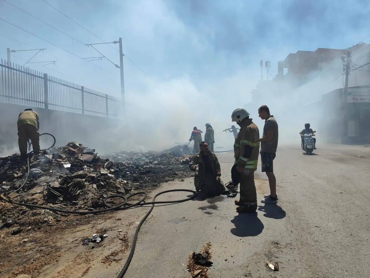 İzmir Buca’da Çöpler Yangına Yol Açtı Esnaf Mağdur Oldu