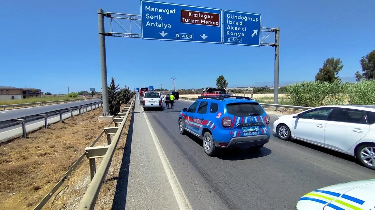 Manavgat'ta tur minibüsü otobüse çarptı, 5 Hollandalı dahil 6 yaralı