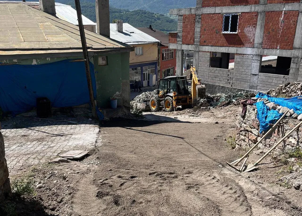 Posof Belediyesi Çermik Sokakta Parke Taşı Döşeme Çalışmalarını Sürdürüyor