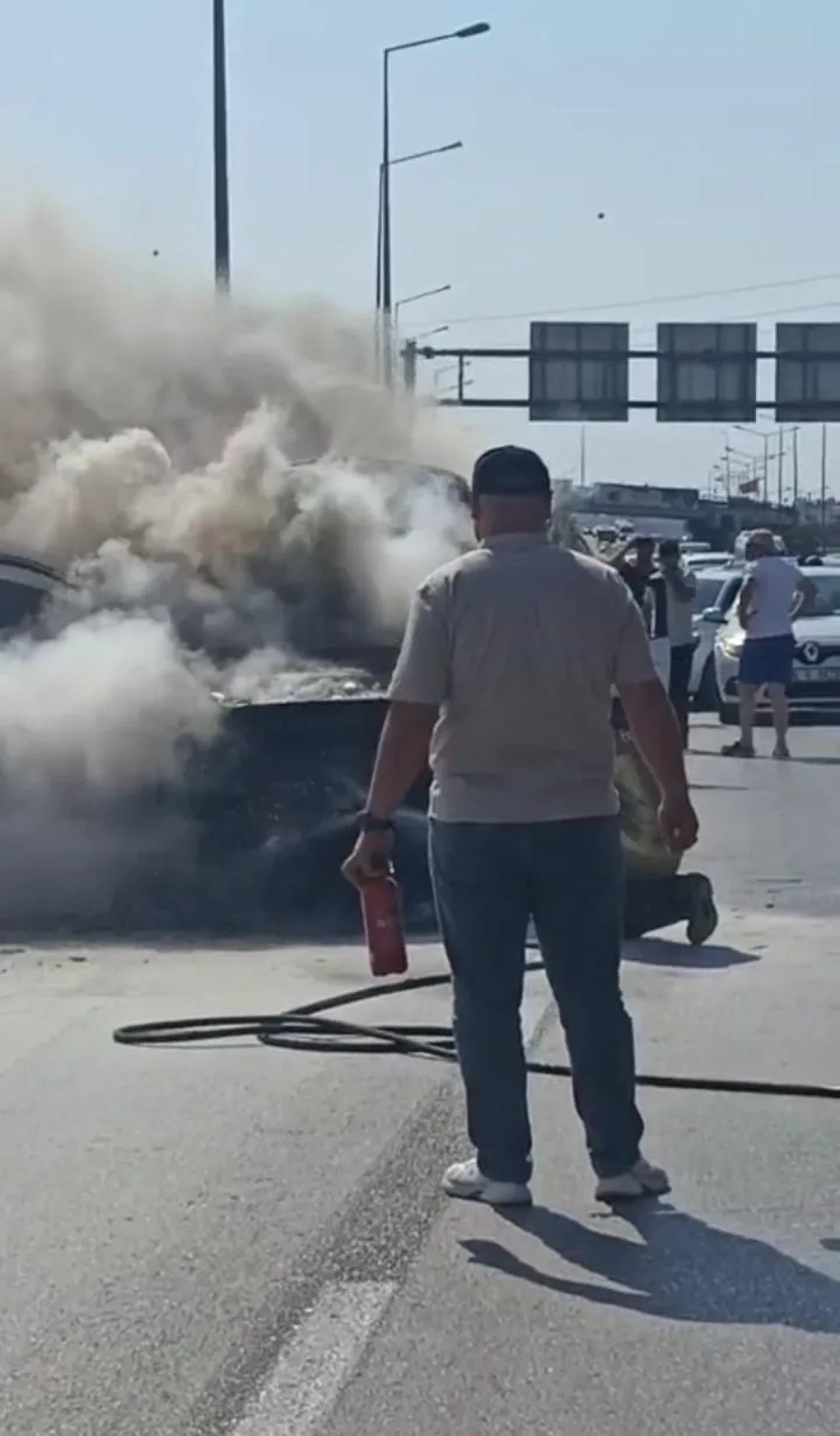 Bursa Osmangazi’de Seyir Halindeki Otomobil Alev Alev Yanarak Küle Döndü