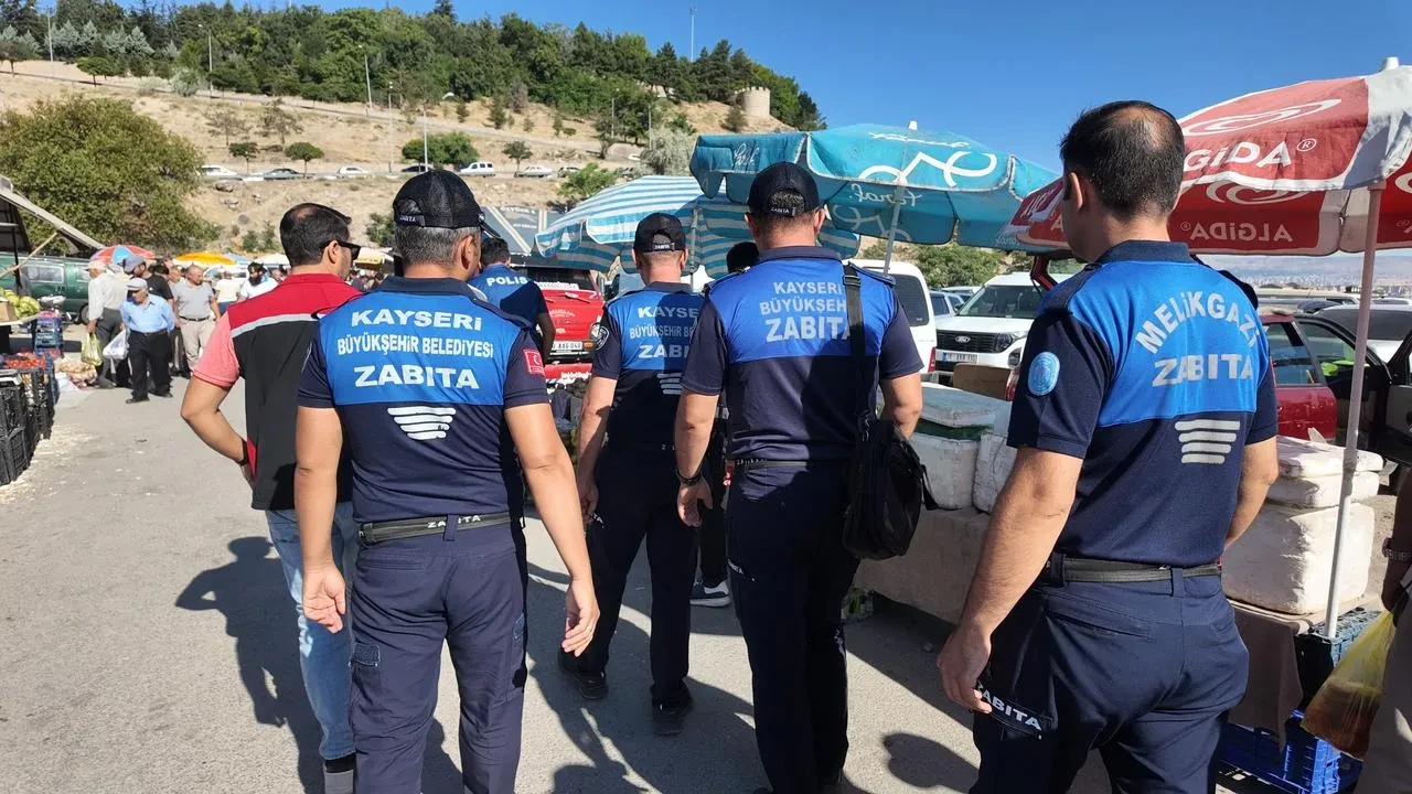 Kayseri büyükşehir belediyesi zabıta ekipleri bit pazarında denetim yaptı