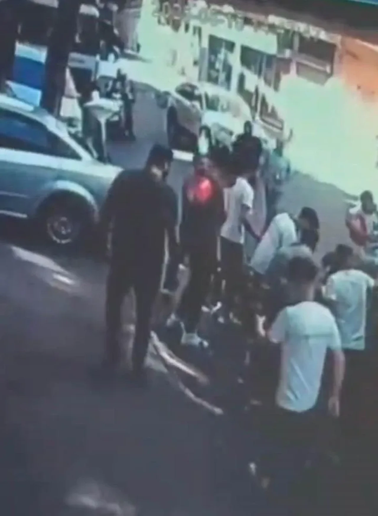 İstanbul Kartal'da kopan dal genç oyuncu İbrahim Yıldız'ı yaraladı