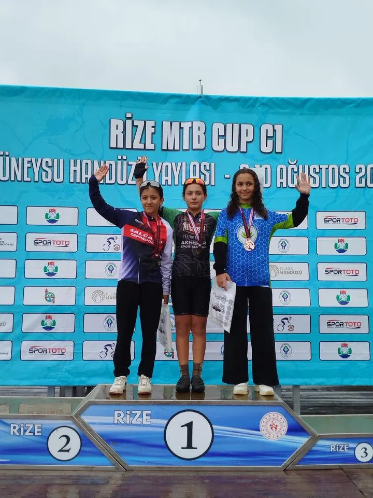 Akhisar İlçe Spor Kulübü bisikletçileri Rize'de madalya kazandı