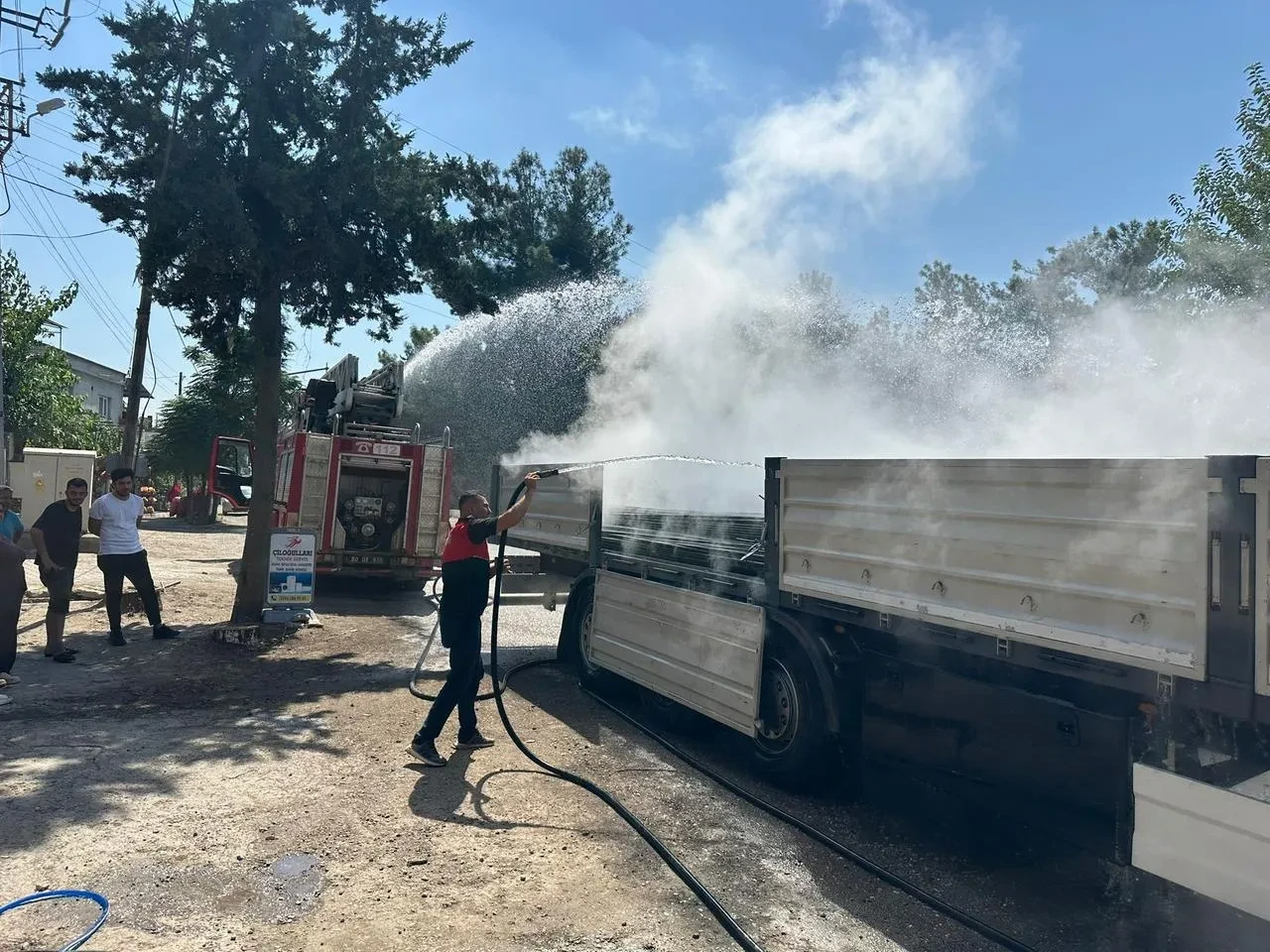 Osmaniye’de demir yüklü tırda çıkan yangın itfaiye ekiplerince söndürüldü