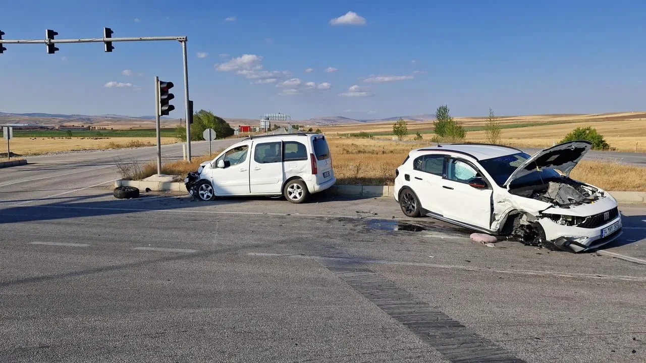 Çorum'un Alaca ilçesinde araç kazasında 10 kişi yaralandı