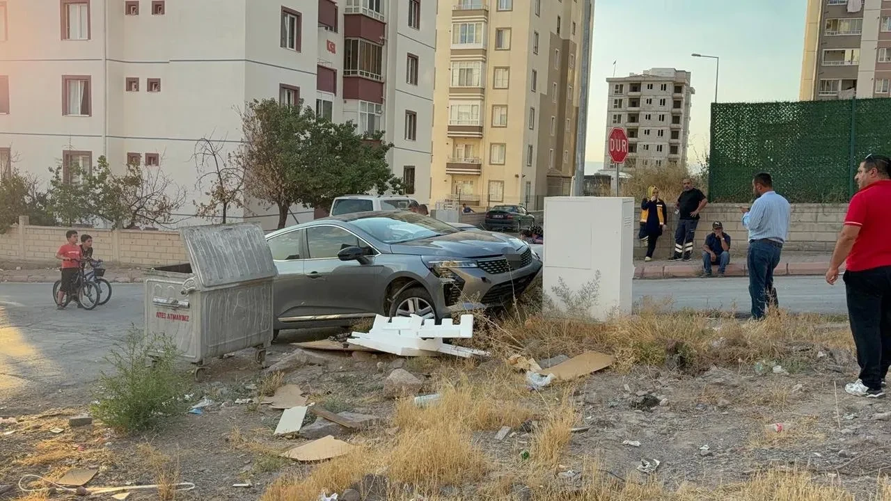 Kayseri'de iki otomobil çarpıştı trafoya çarpan araç yangın çıkardı
