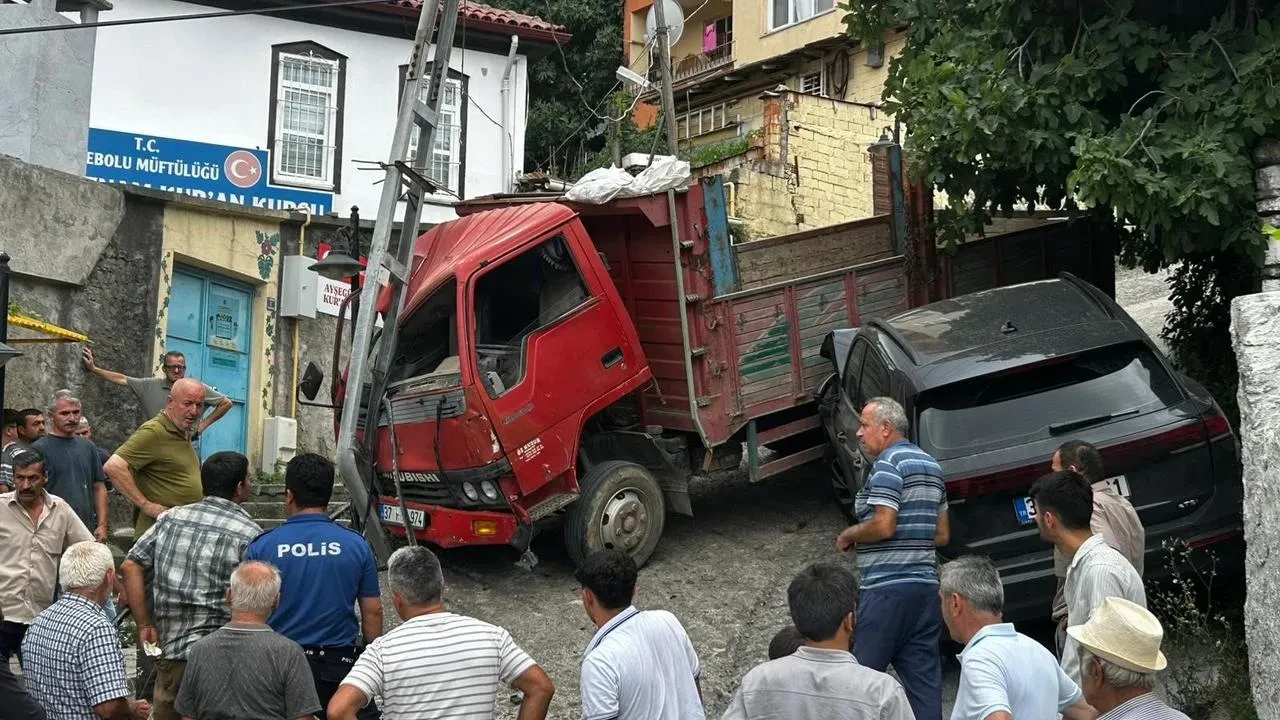 Kastamonu İnebolu’da kamyon park halindeki araca ve elektrik direğine çarptı