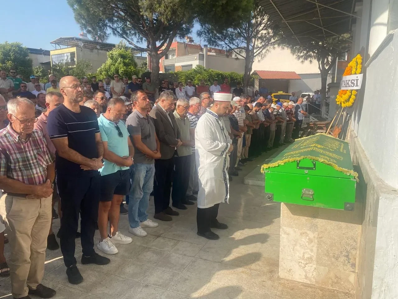 Aydın'ın Kuşadası ilçesinde bıçaklı saldırıda hayatını kaybeden taksici Vural İşçen toprağa