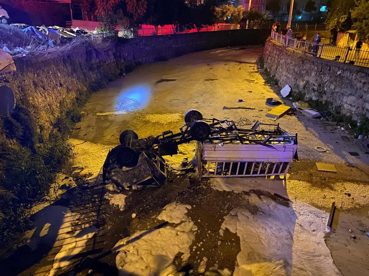 Kocaeli’de Park Halindeki Kamyonet Fren Boşalmasıyla Dere Yatağına Düşüp Alev Aldı