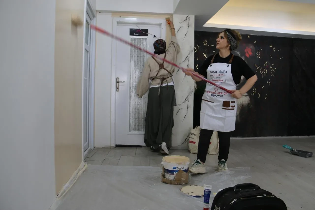 Handan Gökçek ve kadın ekibi Sivas'ta boyacılık mesleğinde fark yaratıyor